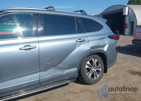 2021 Toyota Highlander Xle z USA, uszkodzony, nr VIN 5TDGZRBH2MS072445